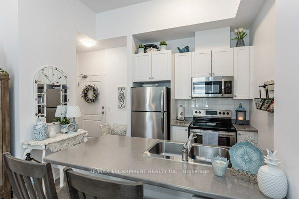 81 Robinson St, #103
