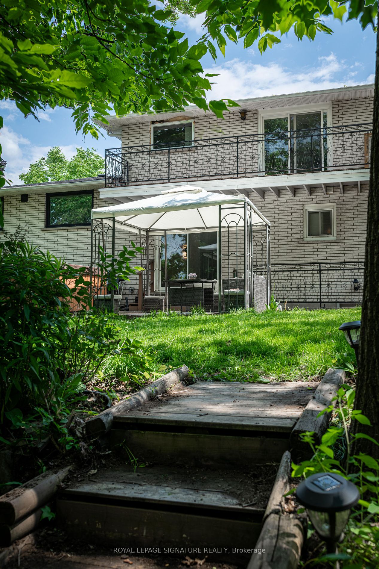 9 Leslie Drive