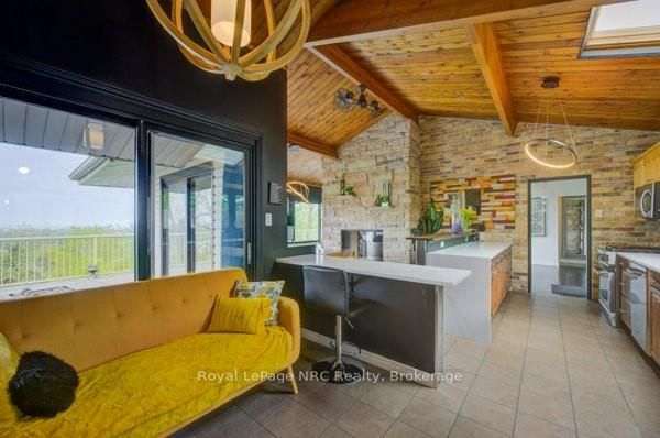33 Leslie Dr