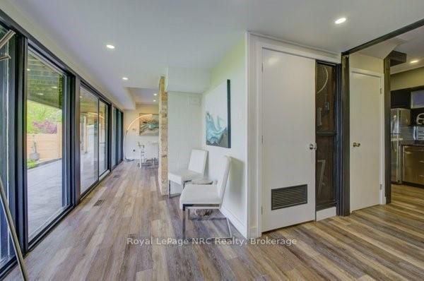 33 Leslie Dr