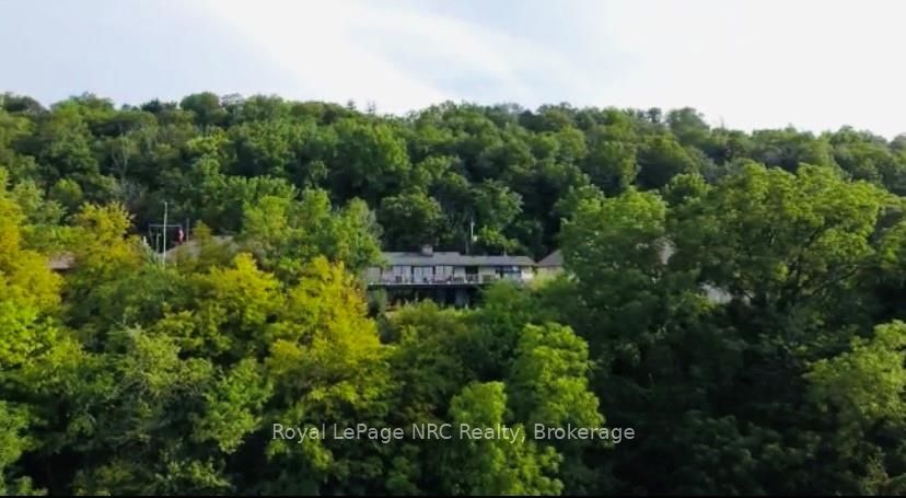 33 Leslie Dr