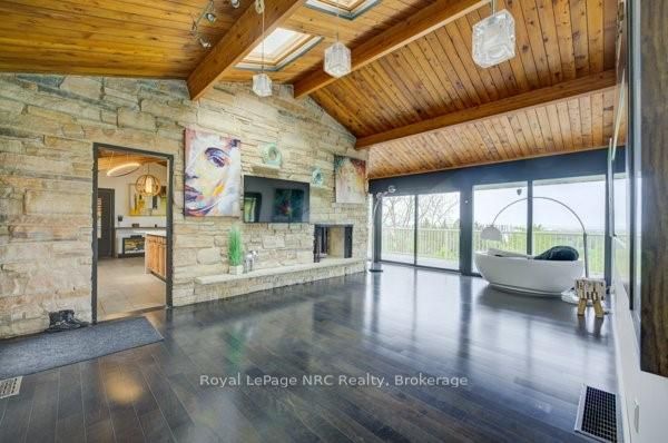 33 Leslie Dr