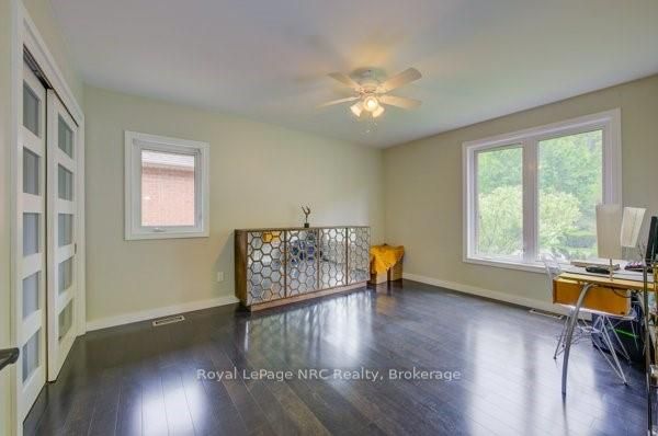 33 Leslie Dr
