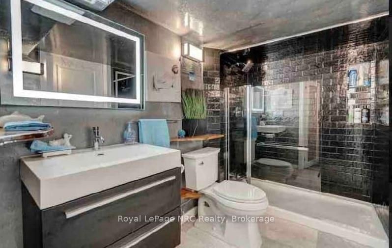 33 Leslie Dr