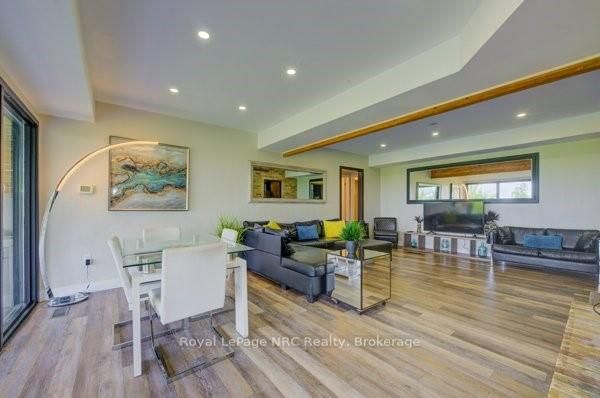 33 Leslie Dr