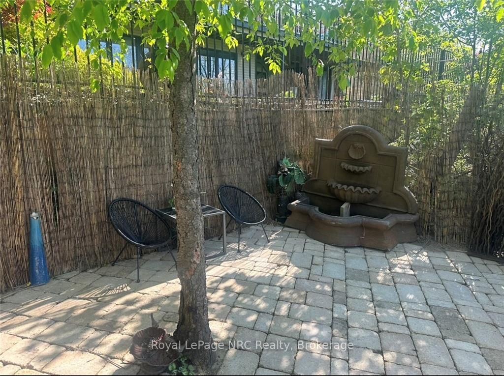 33 Leslie Dr