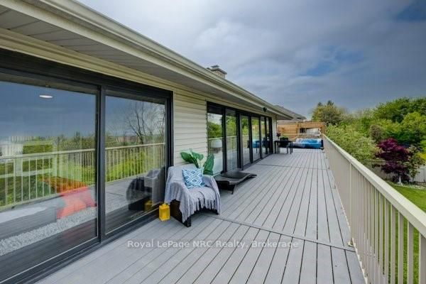 33 Leslie Dr