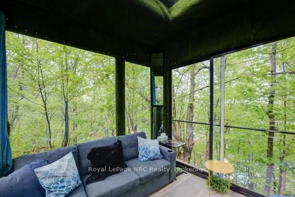 33 Leslie Dr