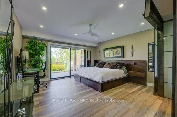 33 Leslie Dr