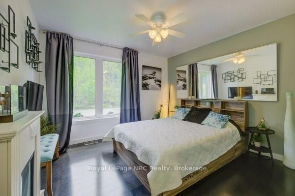 33 Leslie Dr
