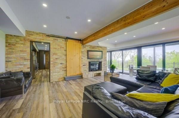33 Leslie Dr