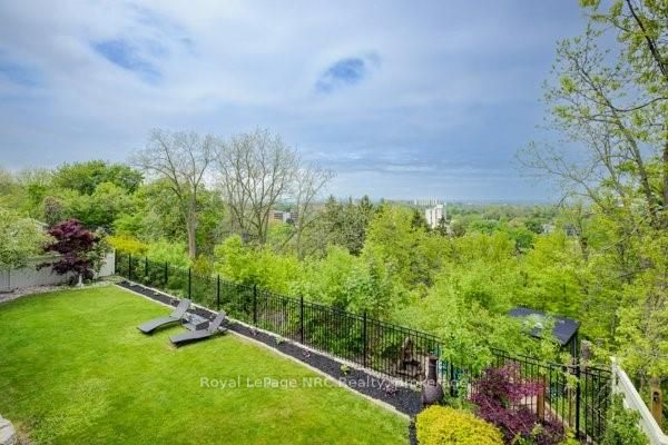 33 Leslie Dr