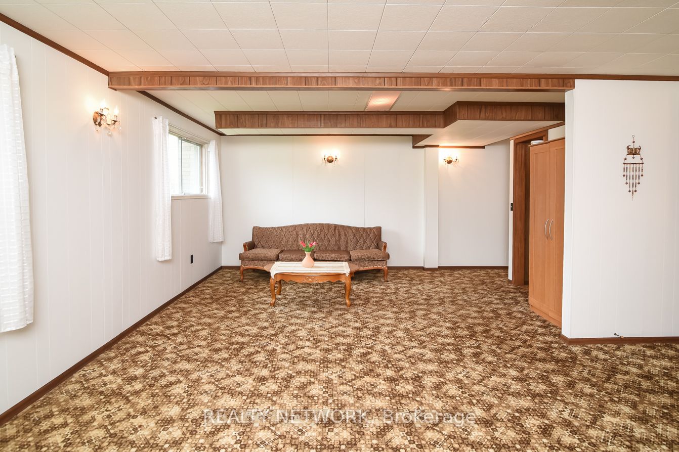 87 Roehampton Ave