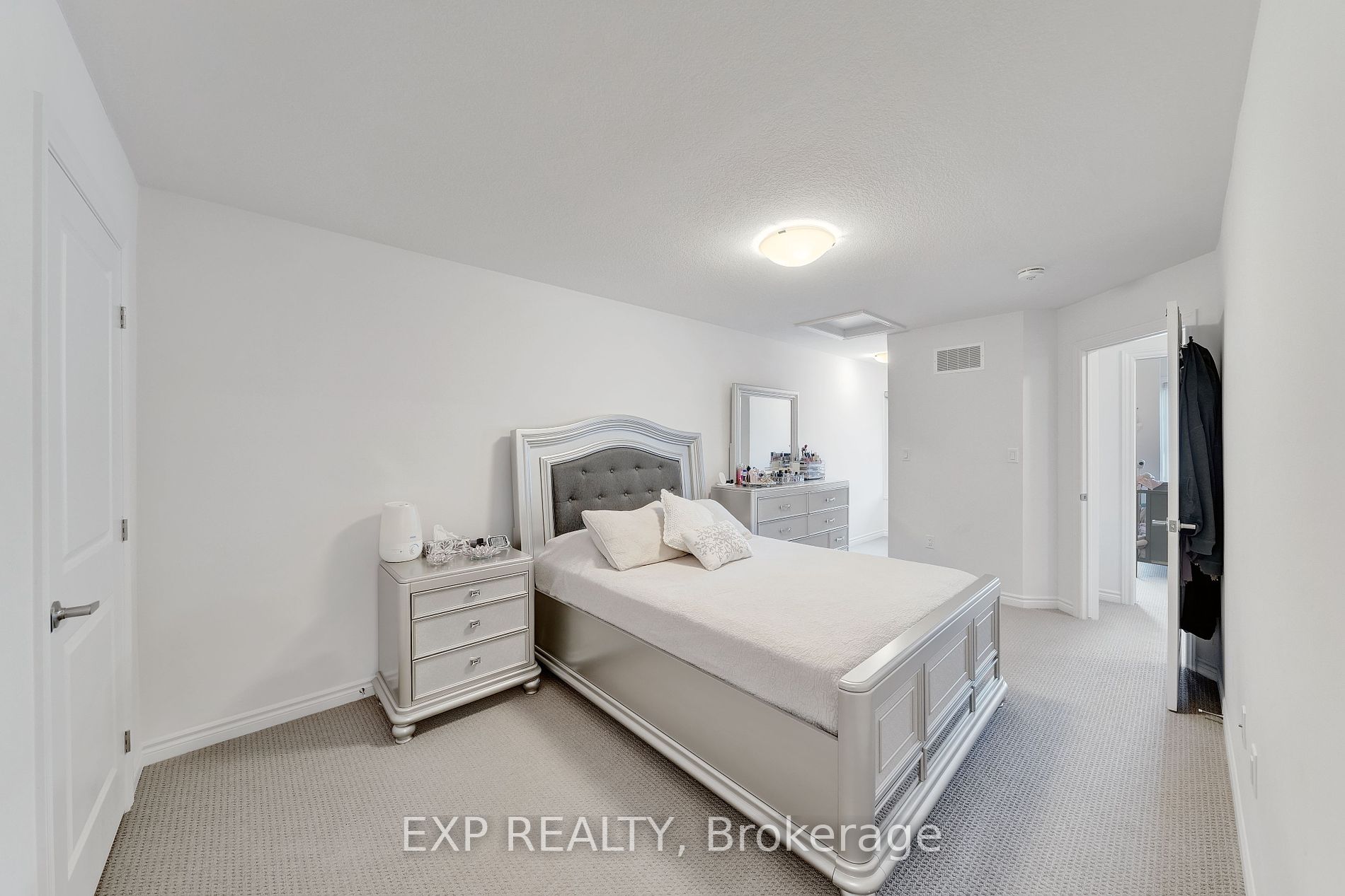 61 Soho St, #142