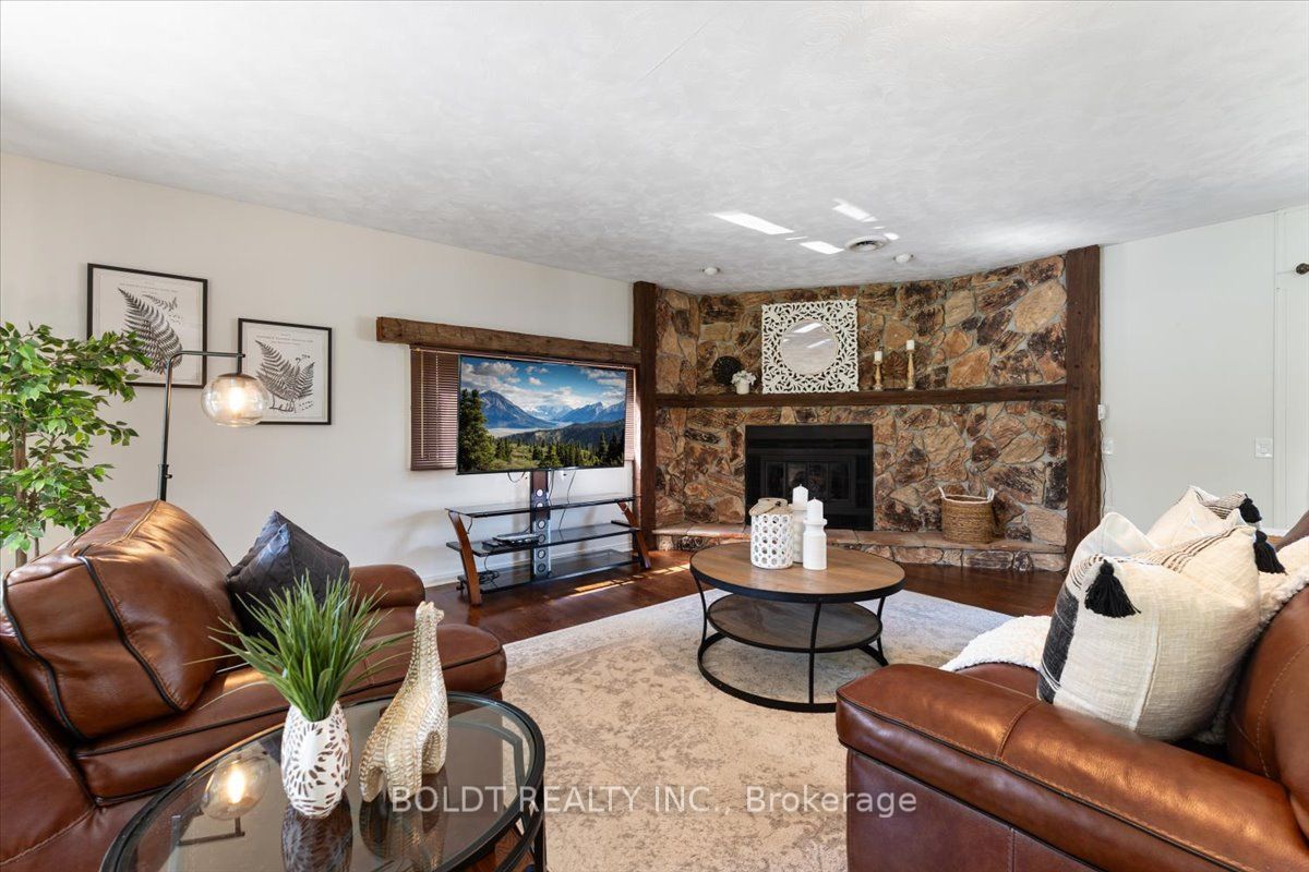 1042 Lakeshore Road W