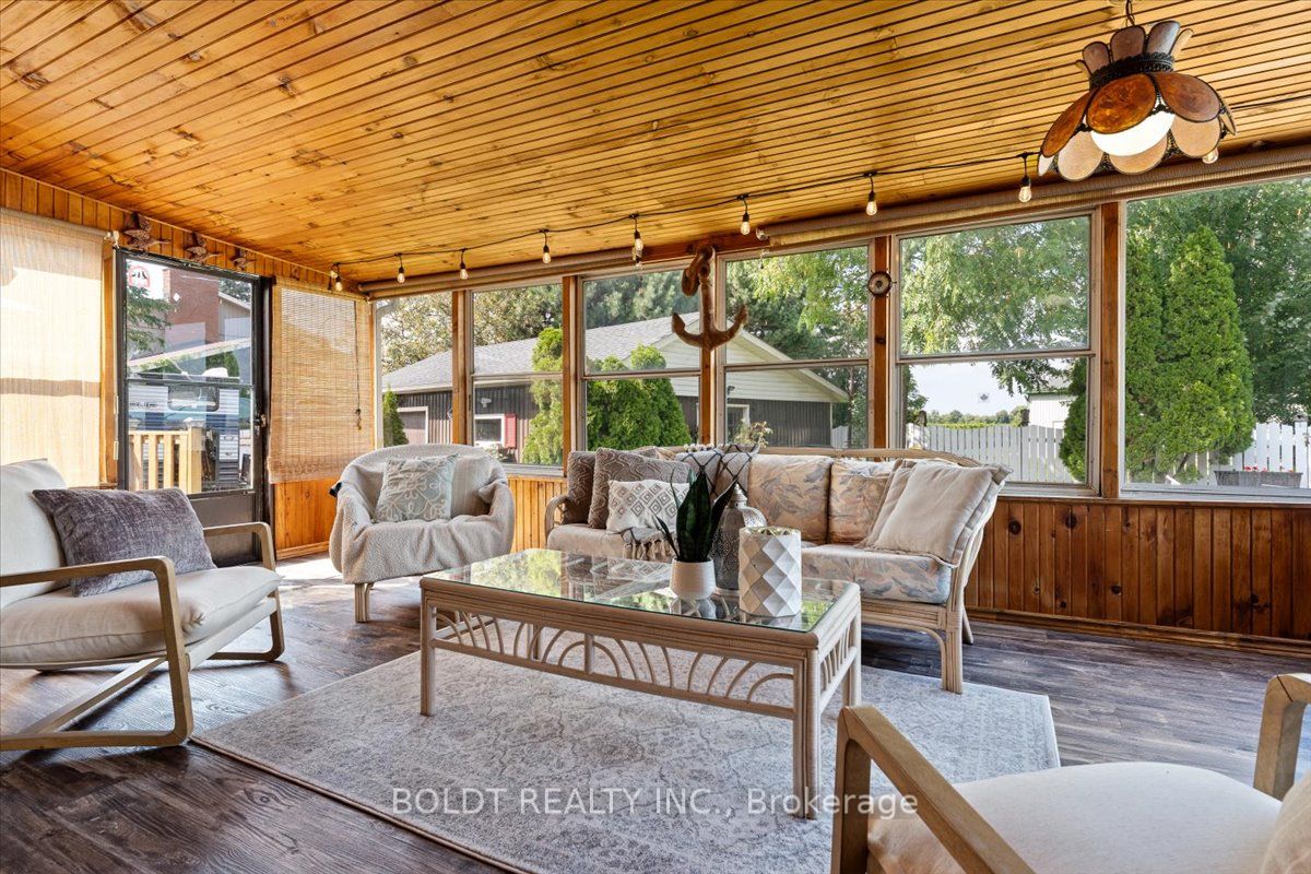 1042 Lakeshore Road W