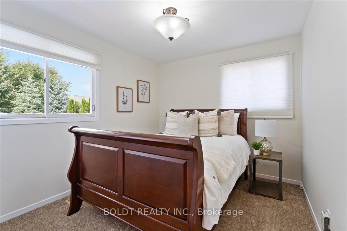 1042 Lakeshore Road W