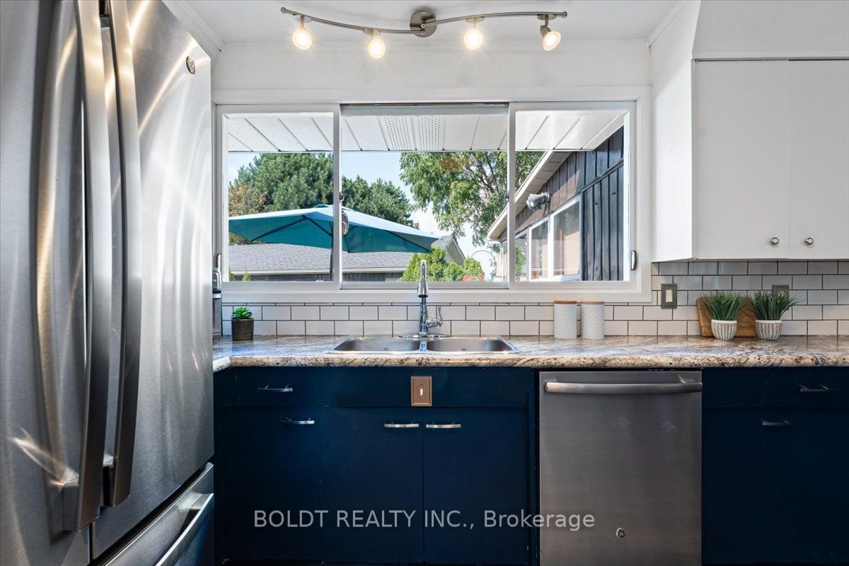 1042 Lakeshore Road W