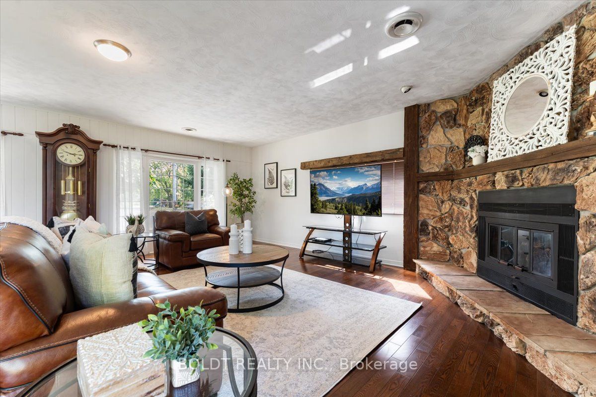 1042 Lakeshore Road W