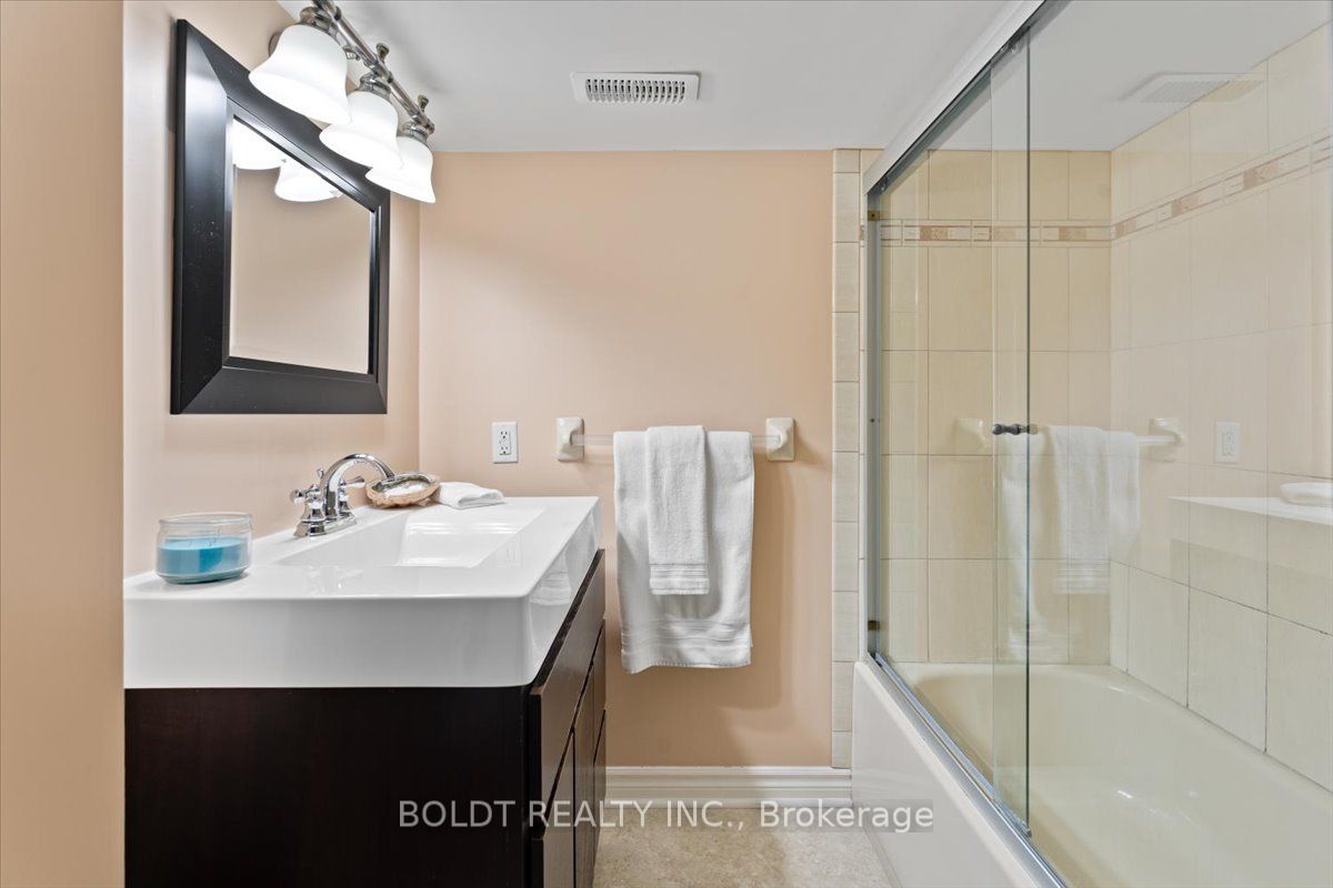 1042 Lakeshore Road W