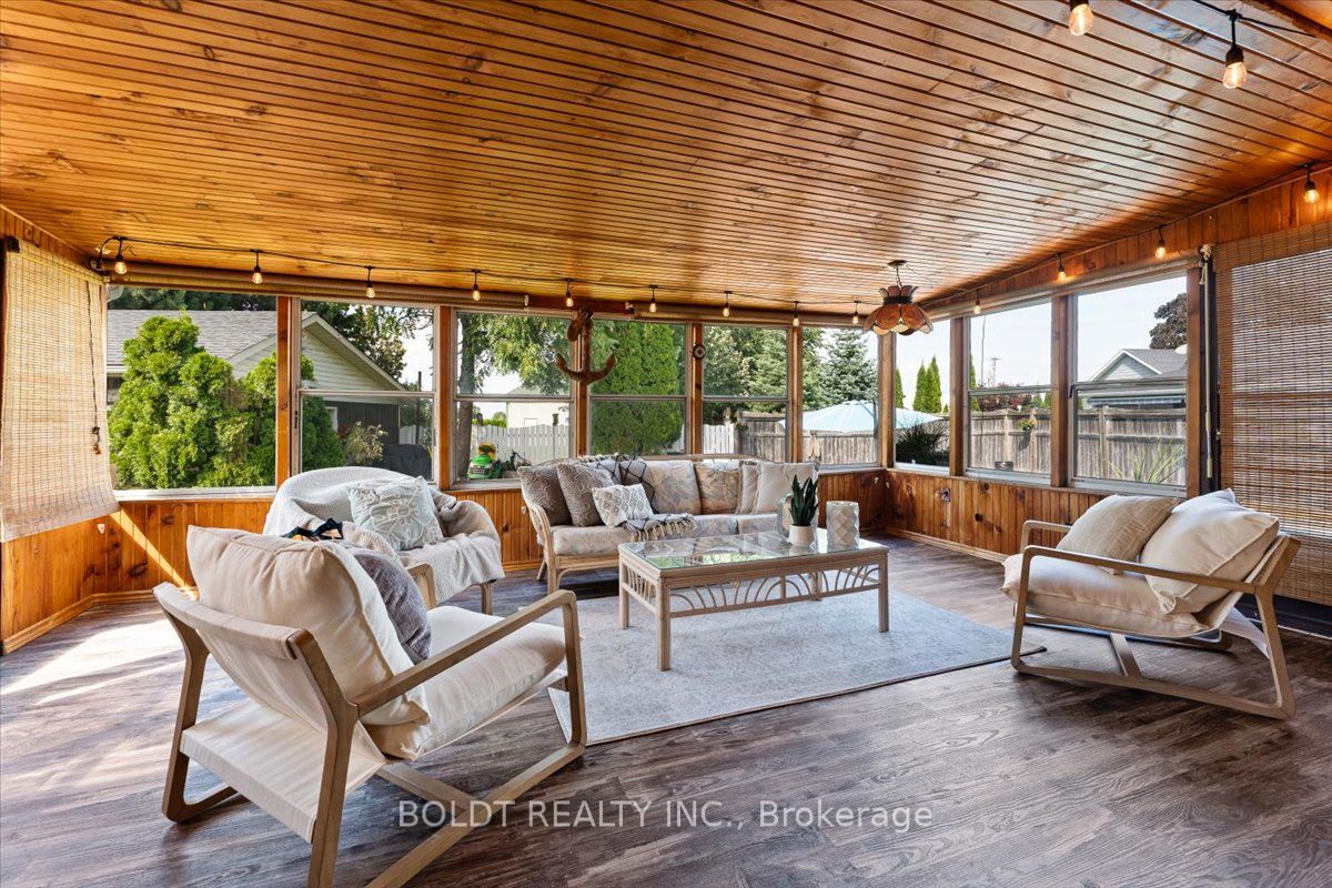 1042 Lakeshore Road W