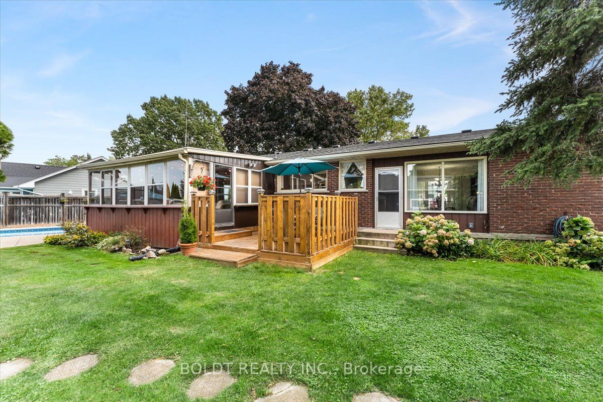 1042 Lakeshore Road W