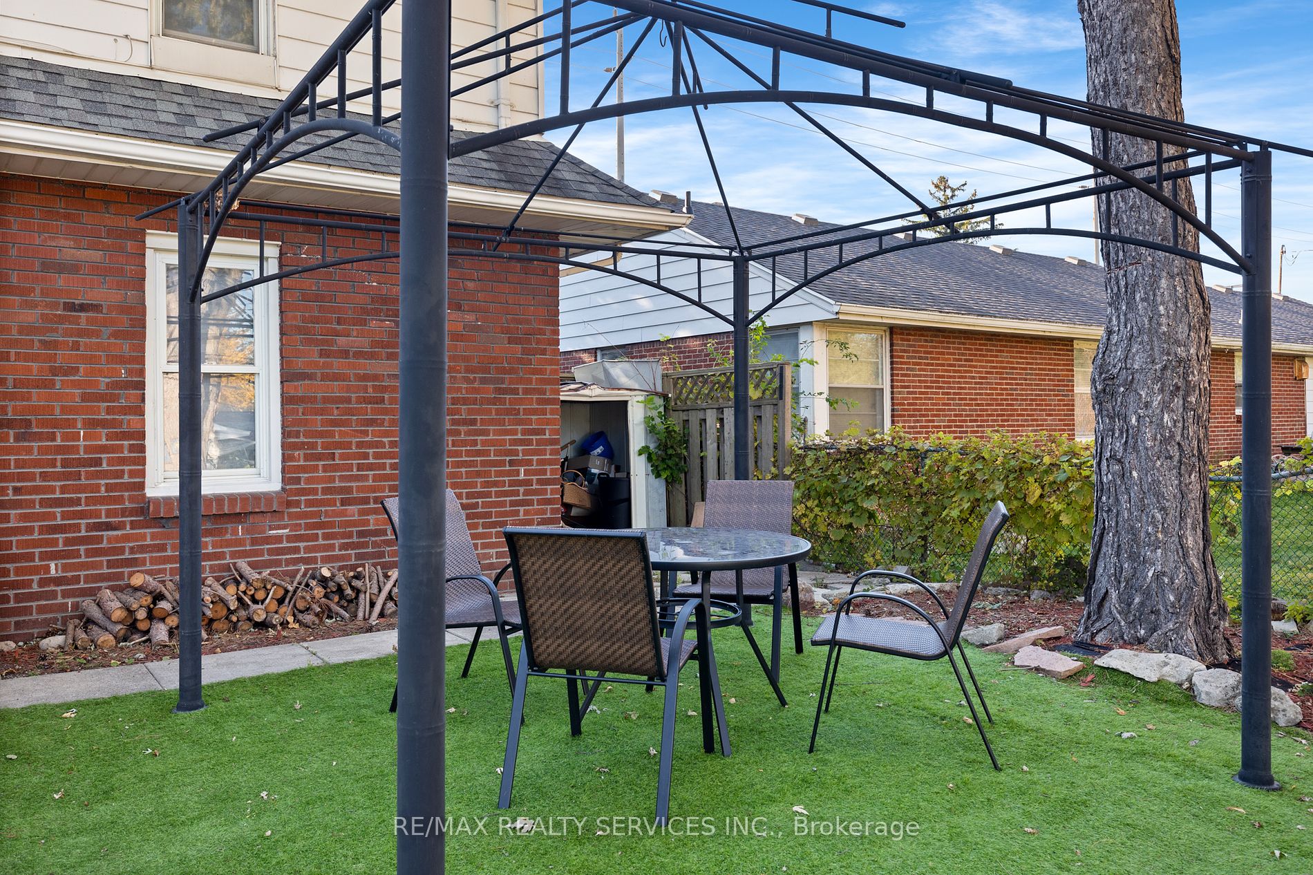 1032 Lauzon Rd
