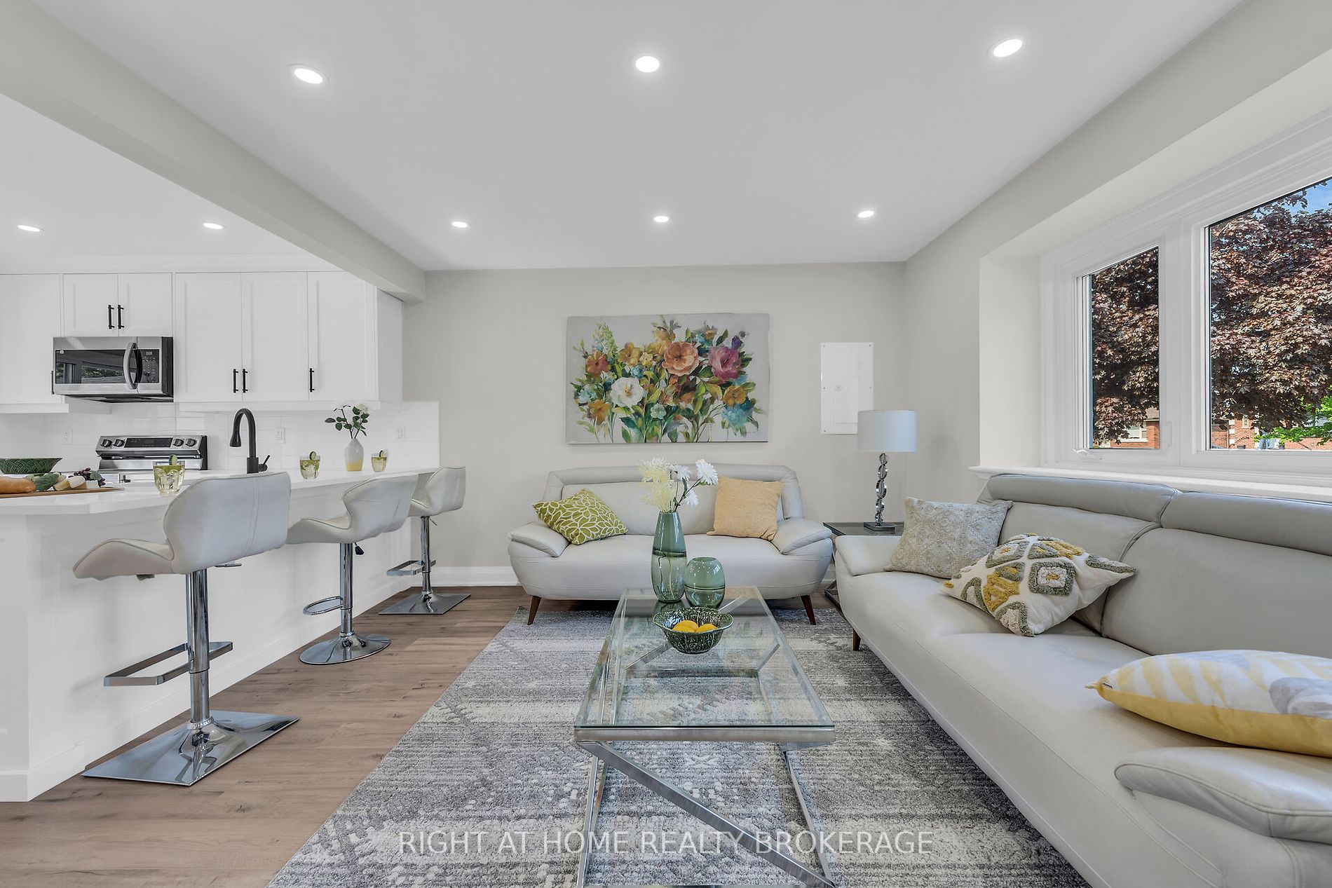 34 East 44th St
