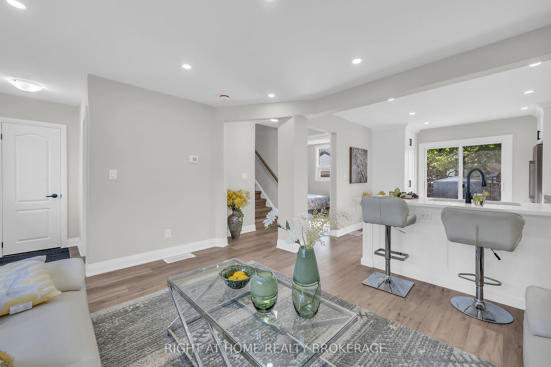 34 East 44th St
