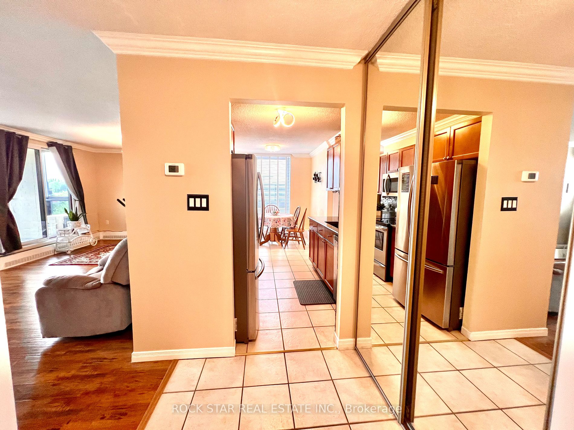 19 Woodlawn Rd E, #606