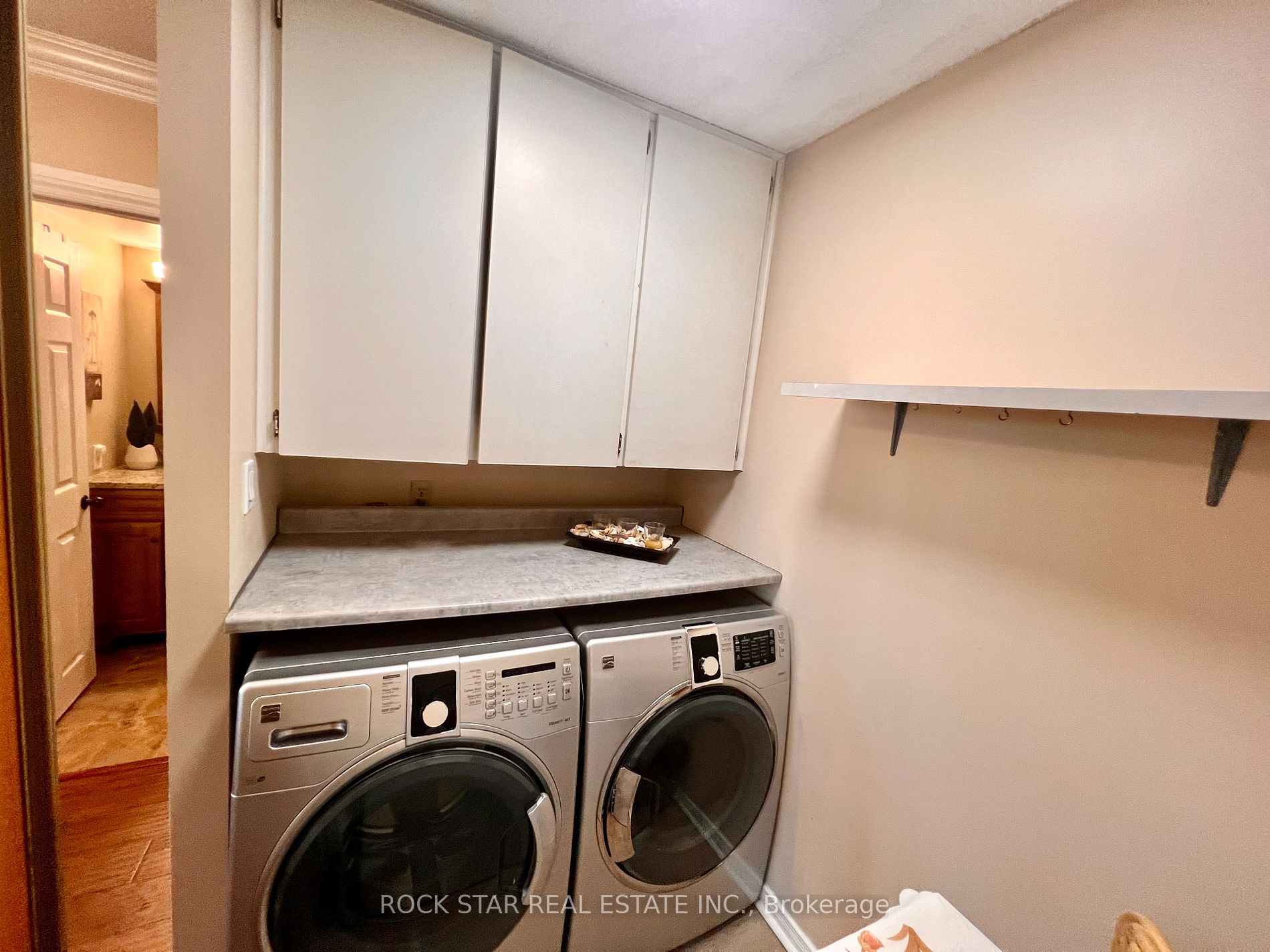 19 Woodlawn Rd E, #606