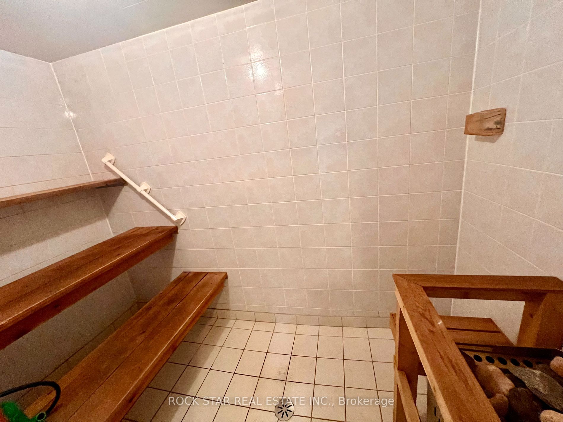 19 Woodlawn Rd E, #606