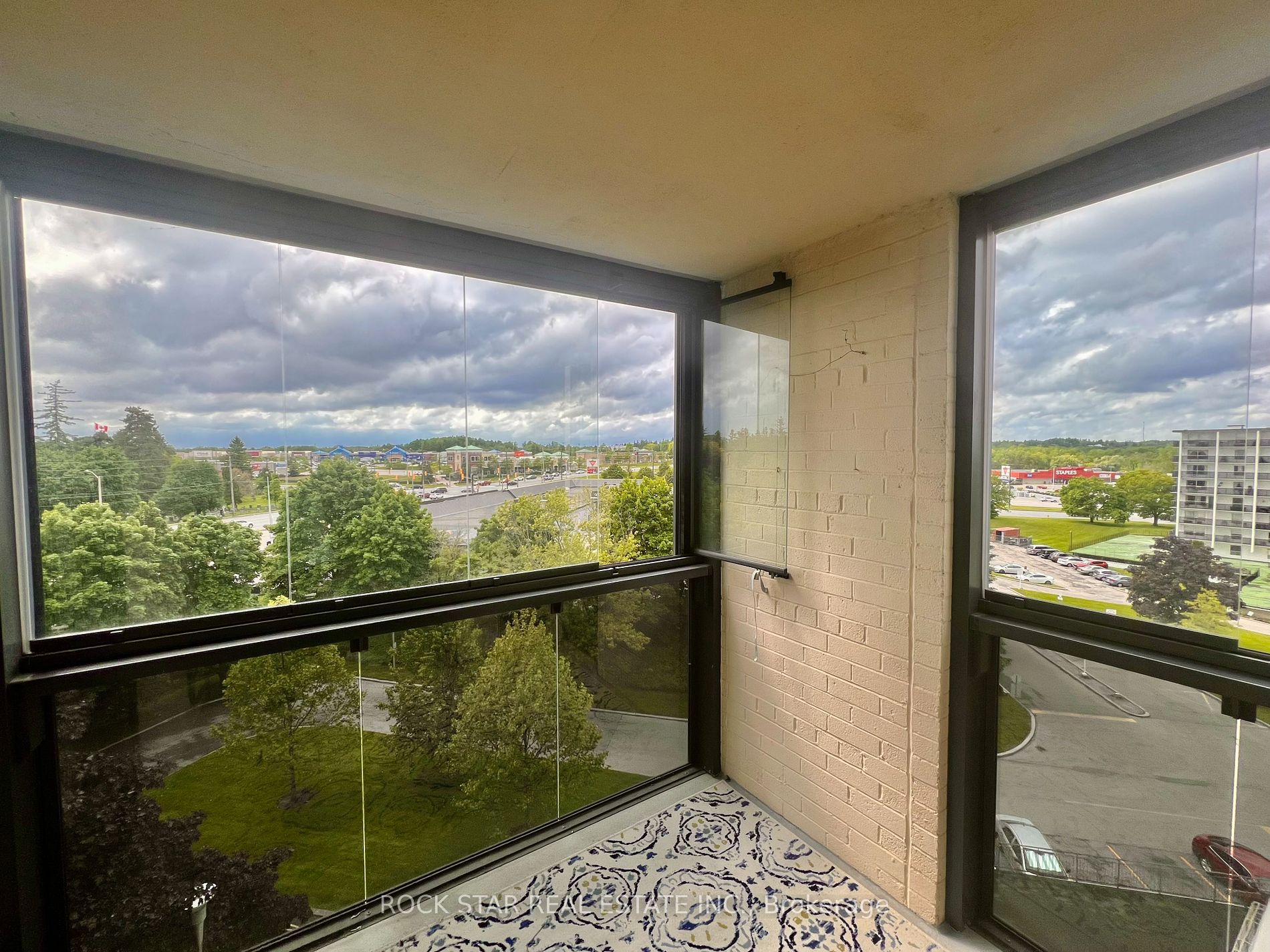 19 Woodlawn Rd E, #606
