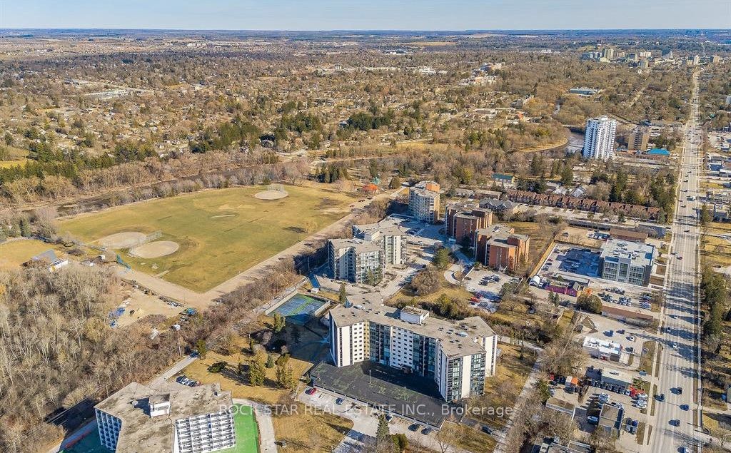 19 Woodlawn Rd E, #606