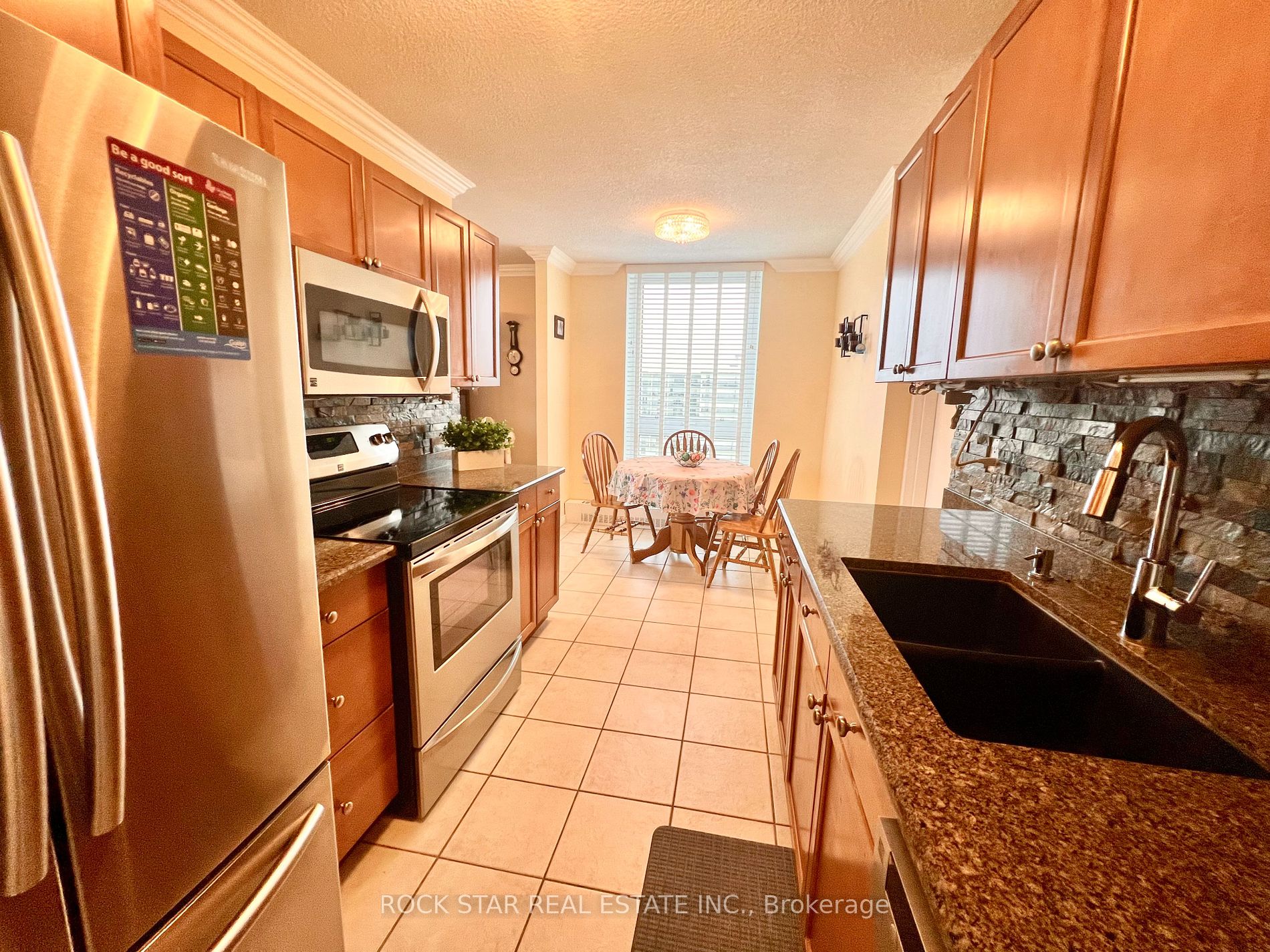 19 Woodlawn Rd E, #606