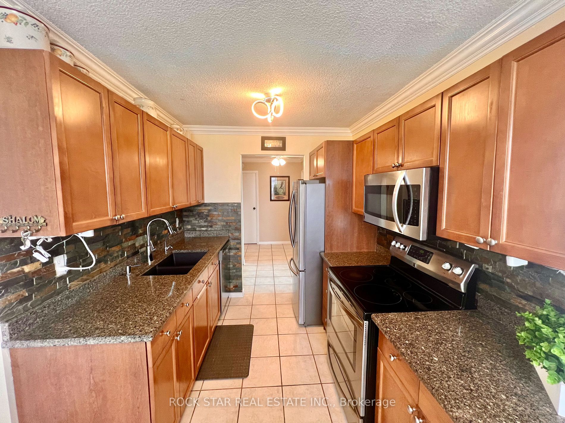 19 Woodlawn Rd E, #606