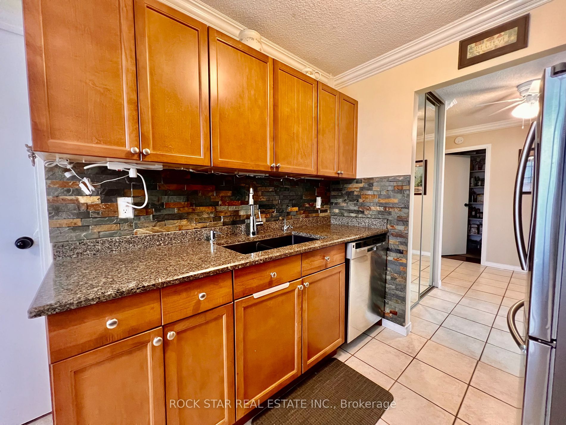 19 Woodlawn Rd E, #606