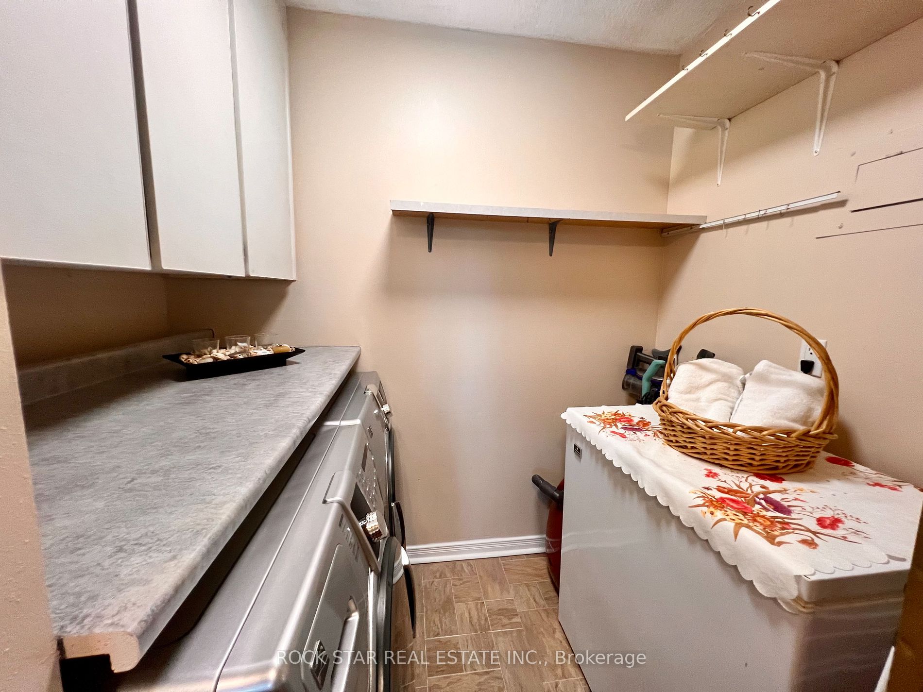 19 Woodlawn Rd E, #606