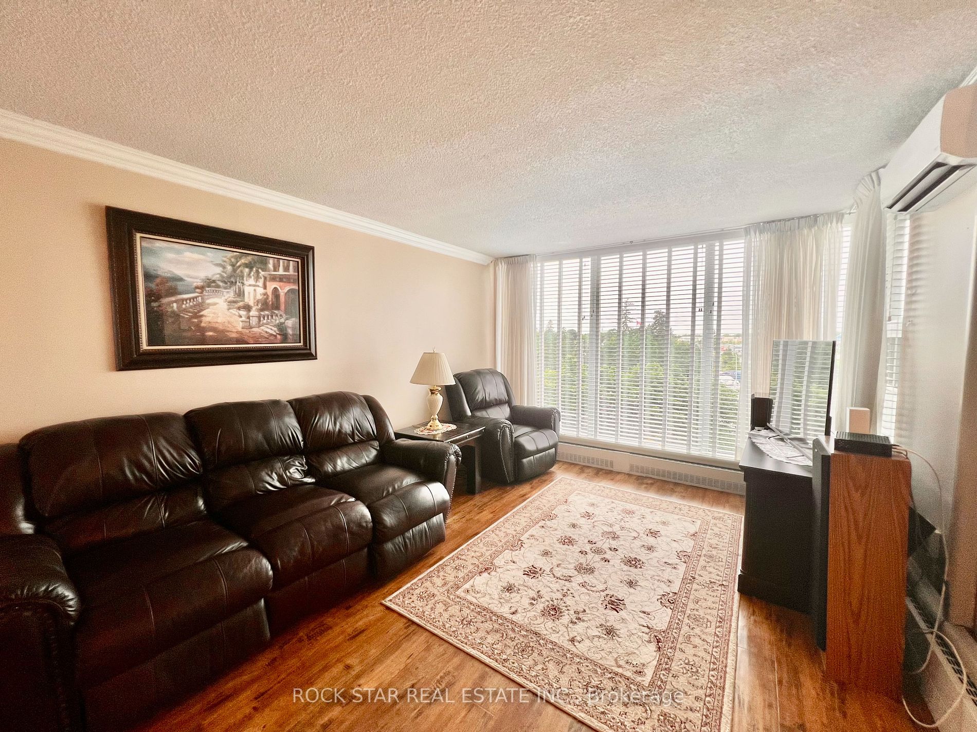 19 Woodlawn Rd E, #606