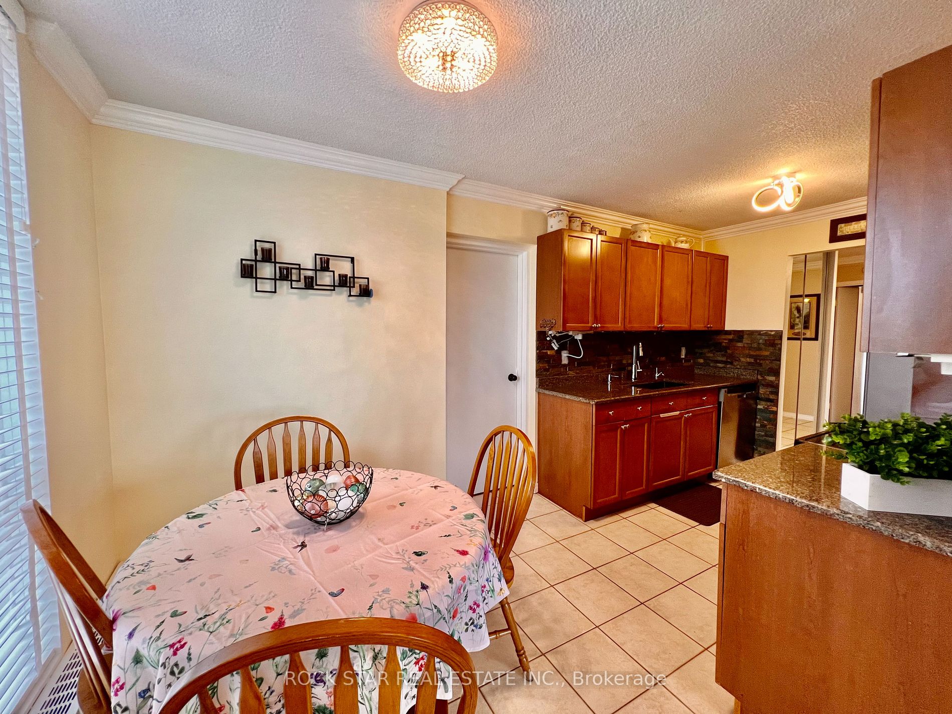 19 Woodlawn Rd E, #606