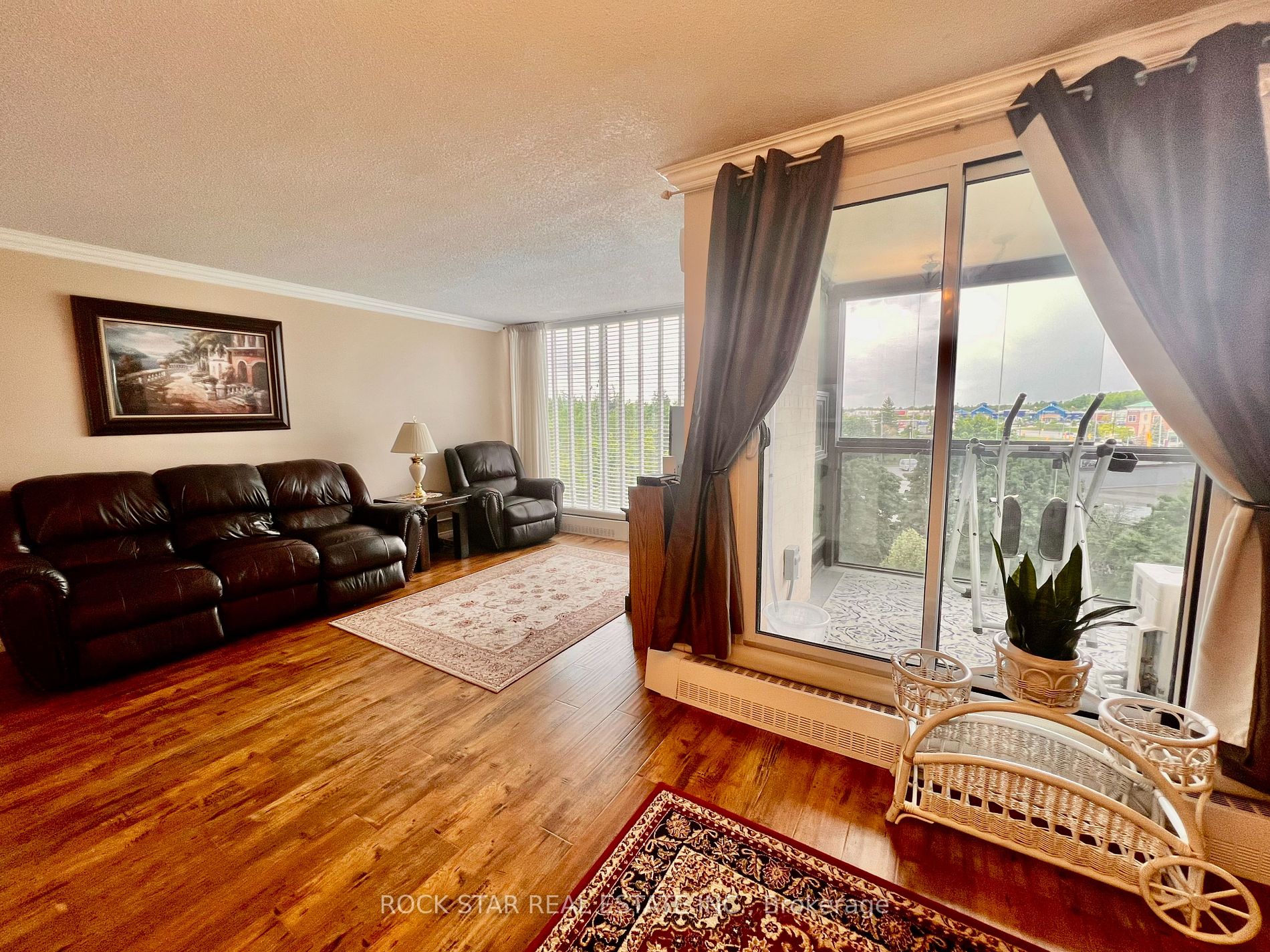 19 Woodlawn Rd E, #606
