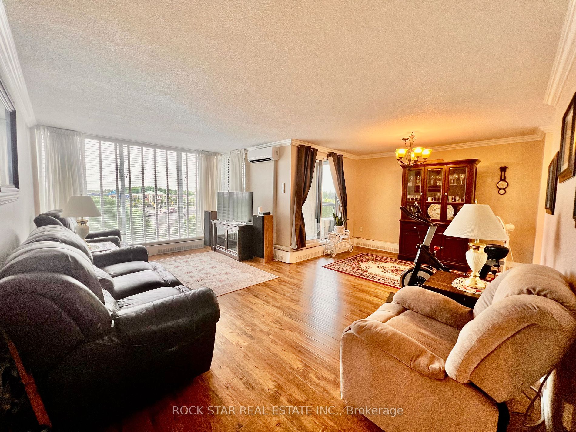 19 Woodlawn Rd E, #606