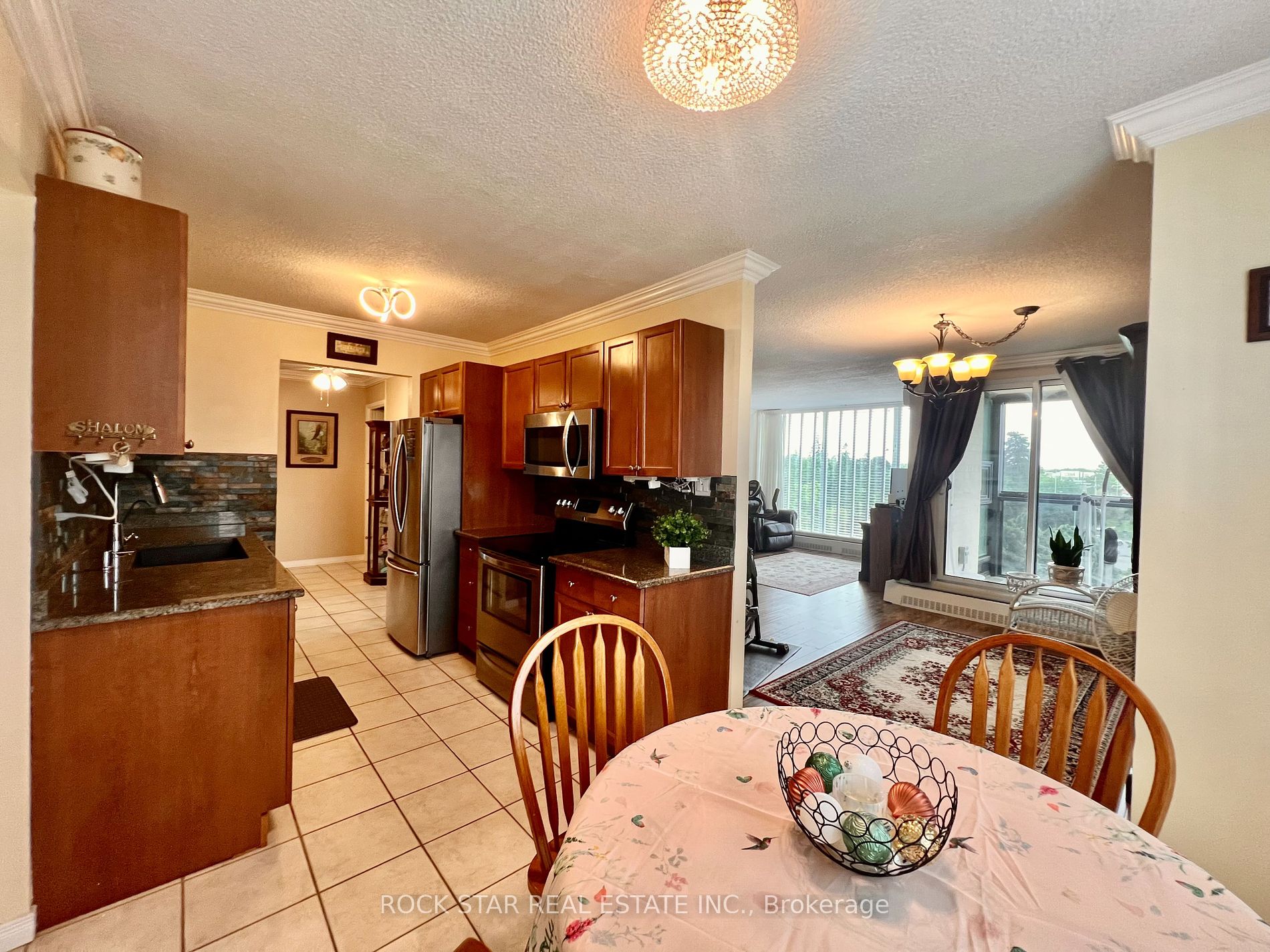 19 Woodlawn Rd E, #606