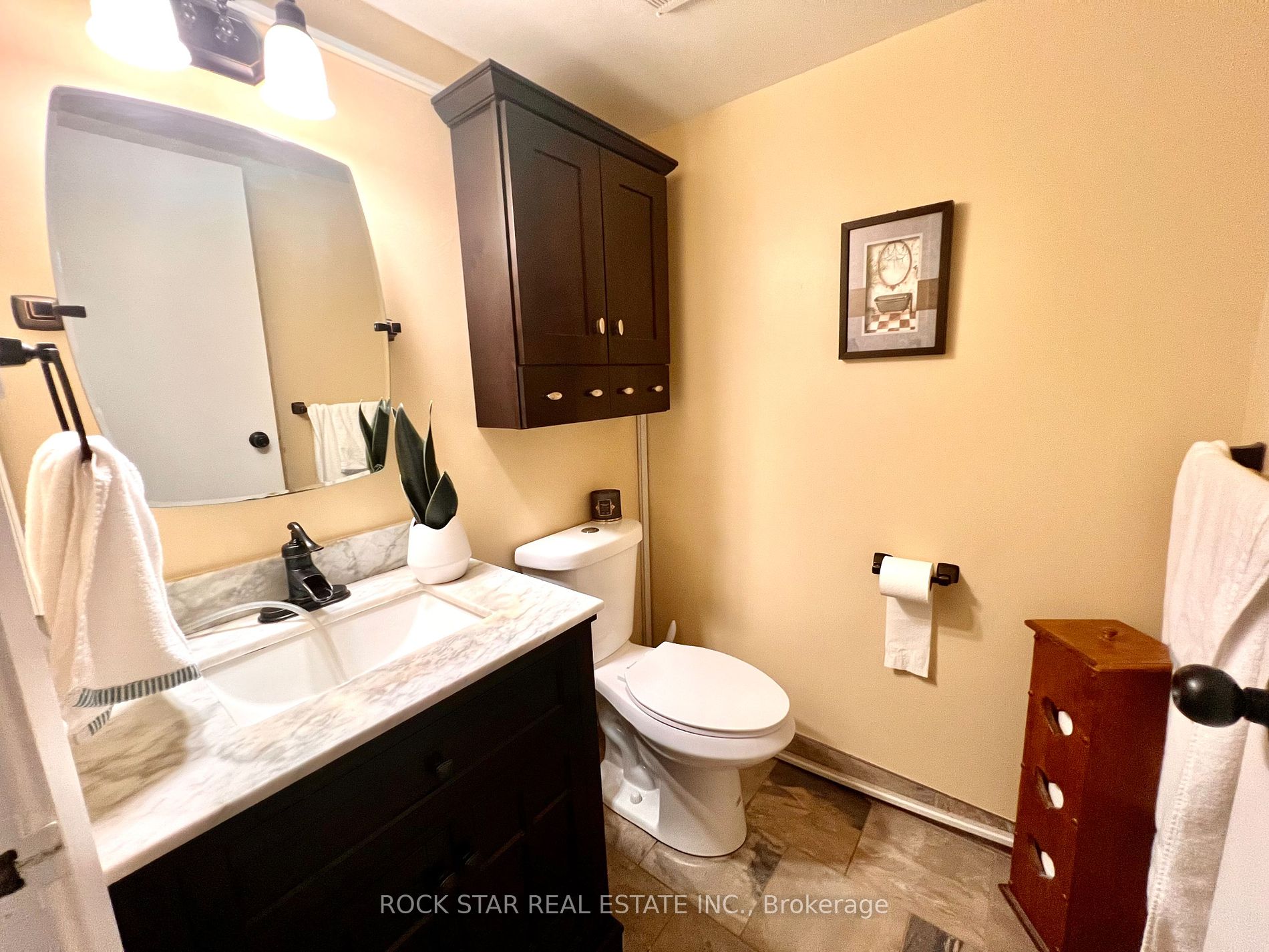 19 Woodlawn Rd E, #606