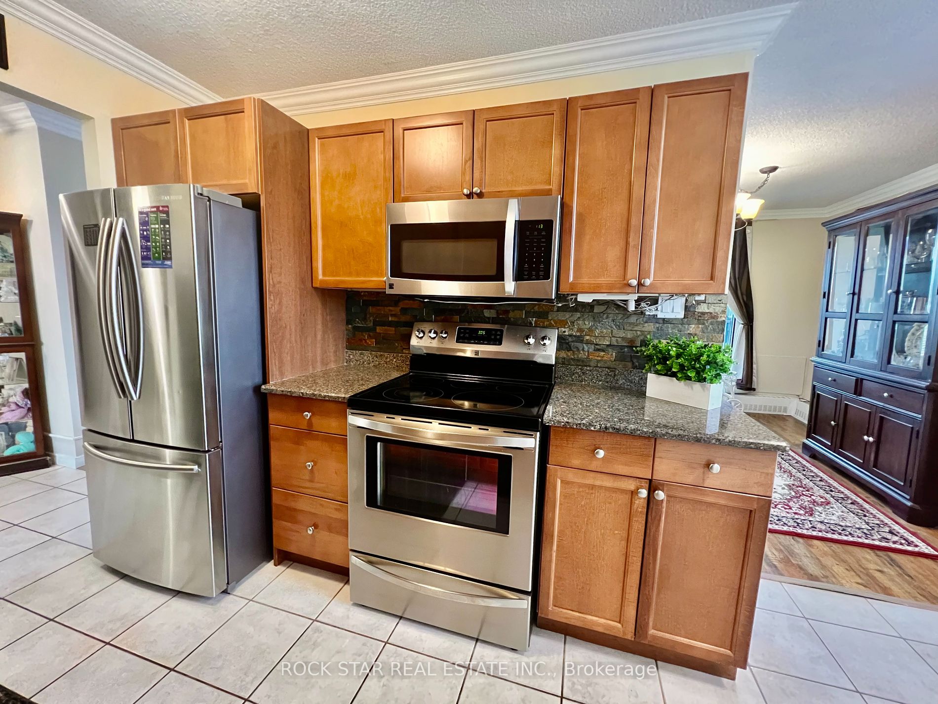 19 Woodlawn Rd E, #606