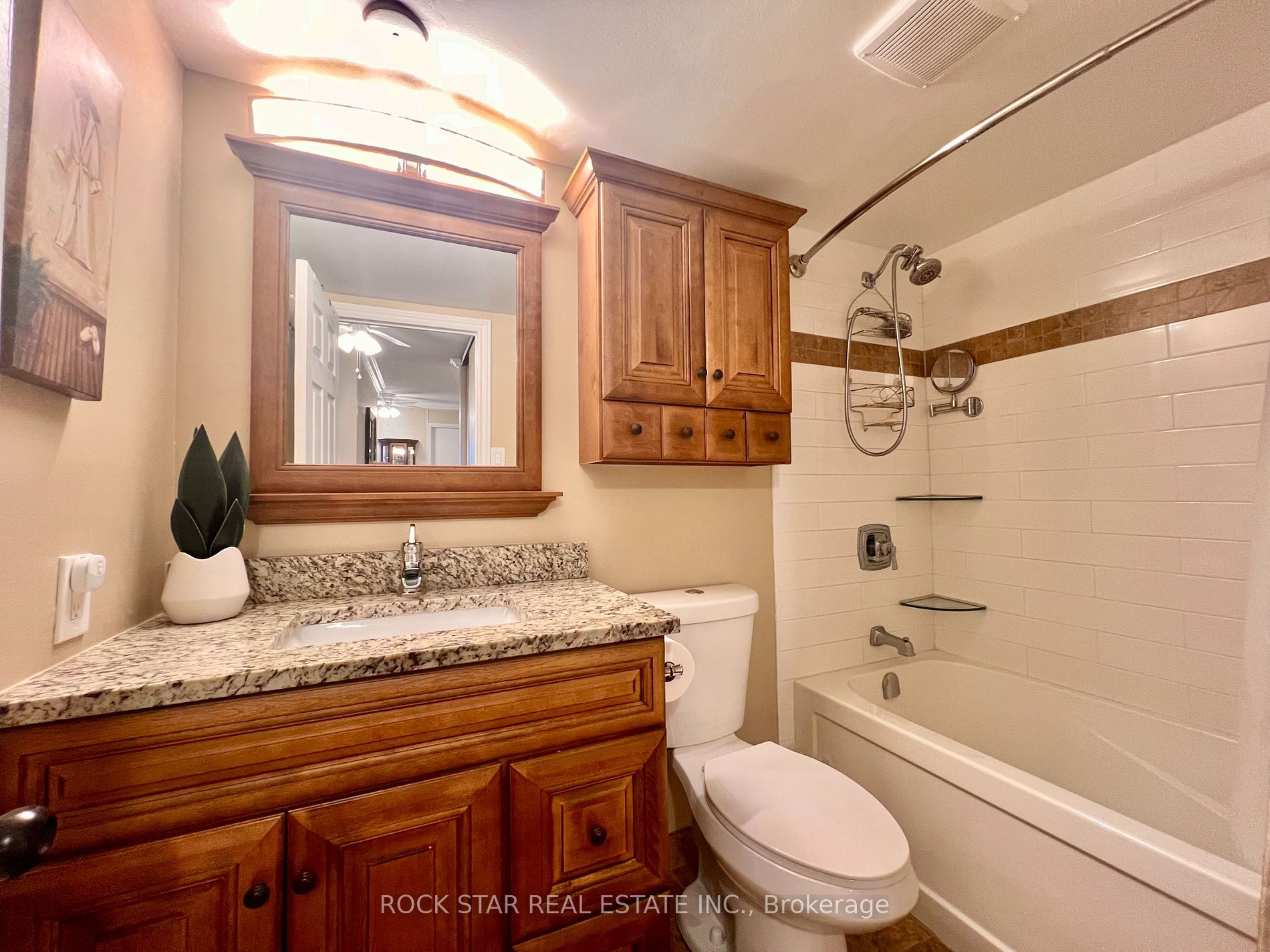 19 Woodlawn Rd E, #606