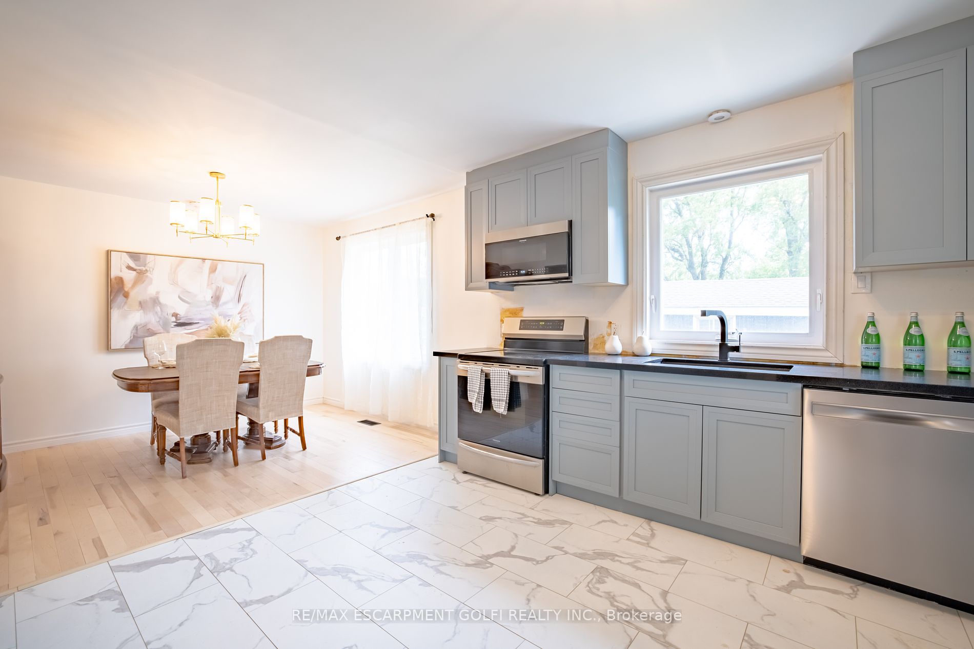 106 Simcoe St E