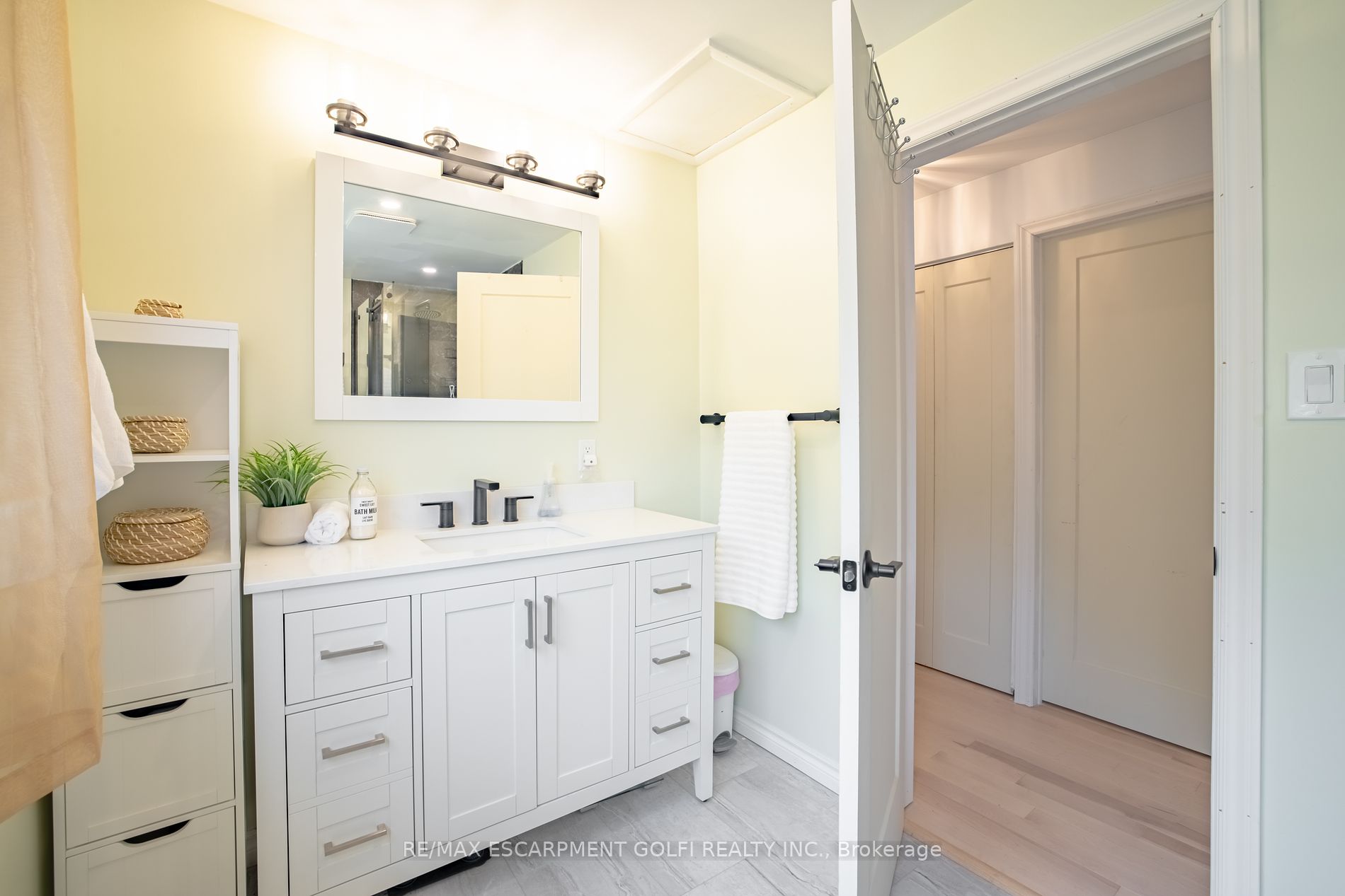 106 Simcoe St E