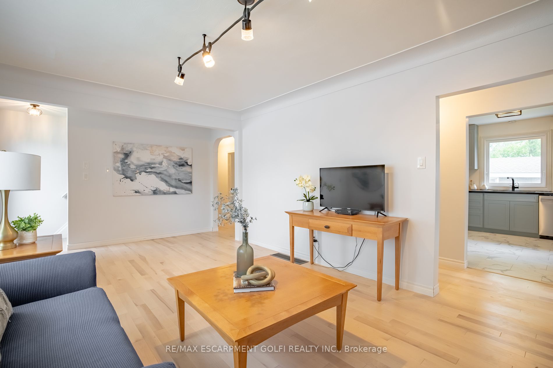 106 Simcoe St E