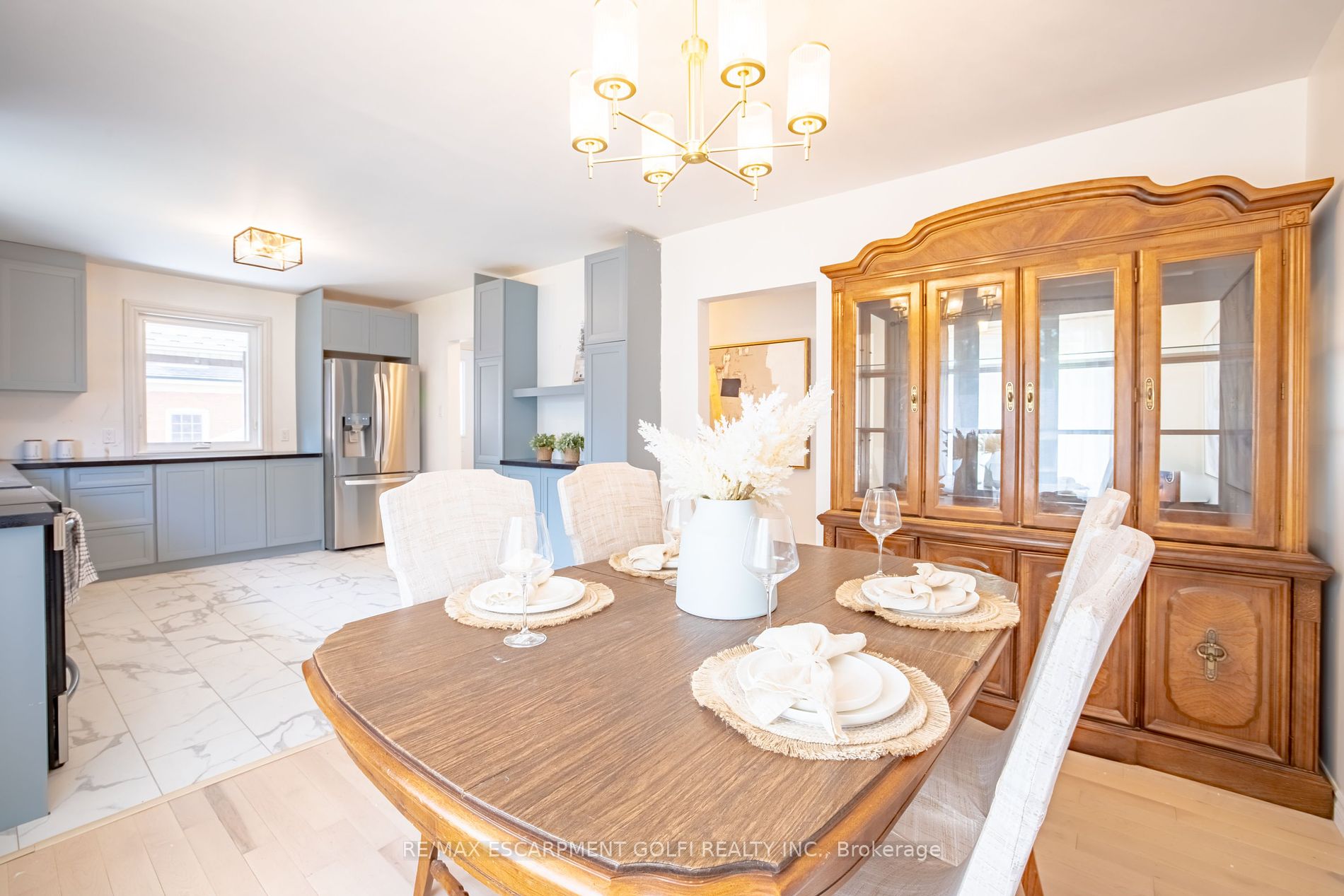 106 Simcoe St E